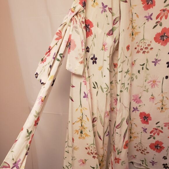 Graham & Spencer Women’s Bell Sleeve Floral Summer Blouse Sz M NWOT - Picture 3 of 10